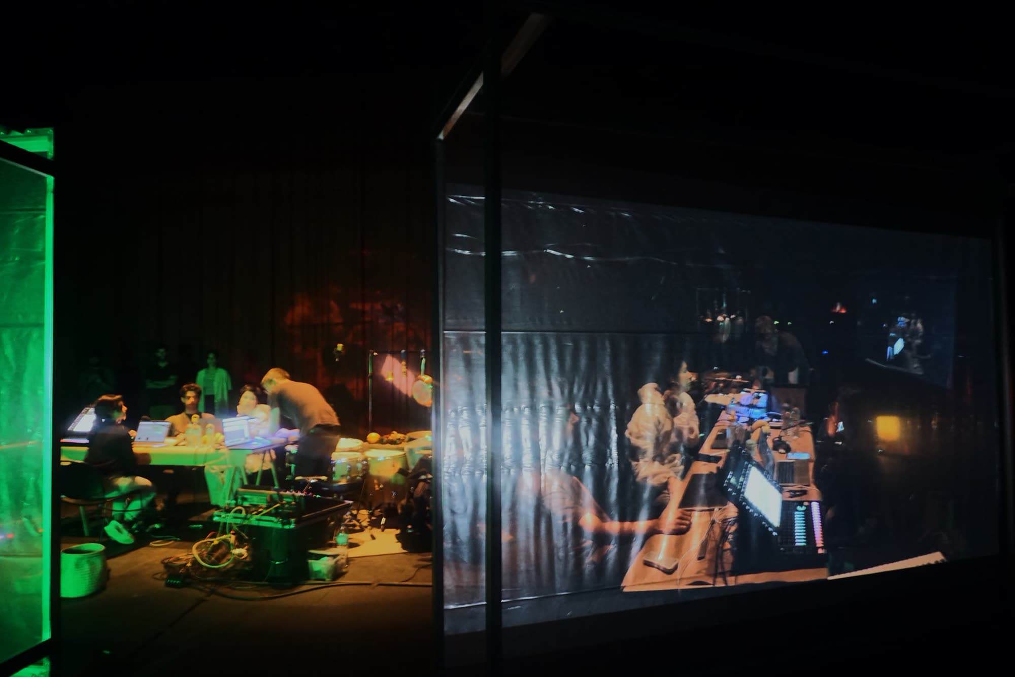 Ensemble on stage during Em.Pressão